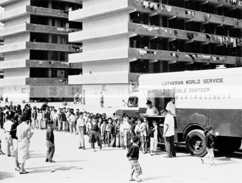 香港路德會流動糧食車前兒童輪候救濟 1959